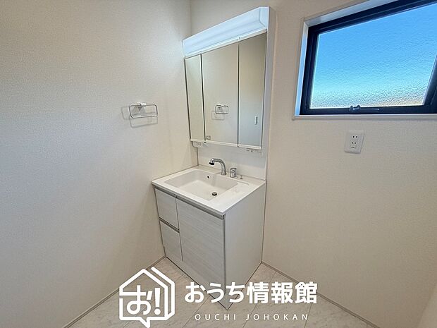 【洗面台・洗面所】鏡の両サイドは、必要なものを取出しやすく、大きな鏡面で朝の準備も快適。
使いやすいリフトアップ機能付きのシングルレバーシャワー水栓付です。