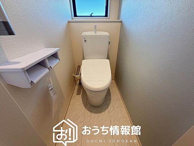 【トイレ】汚れてもサッとひと拭きでお手入れ簡単、エコ仕様の温水洗浄便座付きのトイレです。
バリアフリーにも配慮しています。