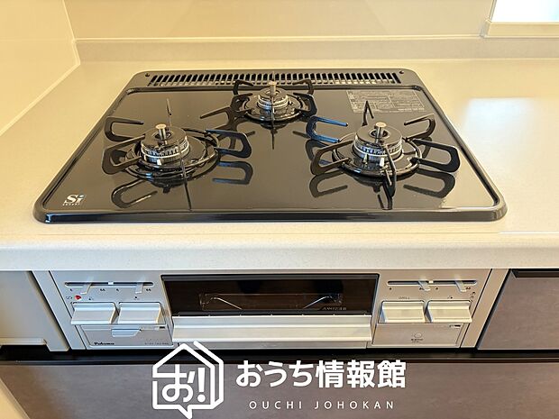 【ビルトインコンロ】フラットな構造で清掃性が高く、過熱防止センサー付３口タイプで日頃の家事も快適です。