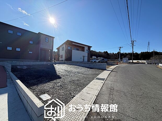 【現地写真（前道含む外観）】軽くて火災に強い屋根材を採用し、地震時の建物への負担や揺れを軽減しています。