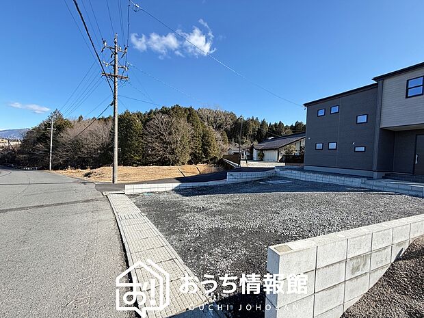 【現地写真（前道含む外観）】健康被害に配慮したもっとも安全性の高い建材を採用し、シックハウス対策をしております。