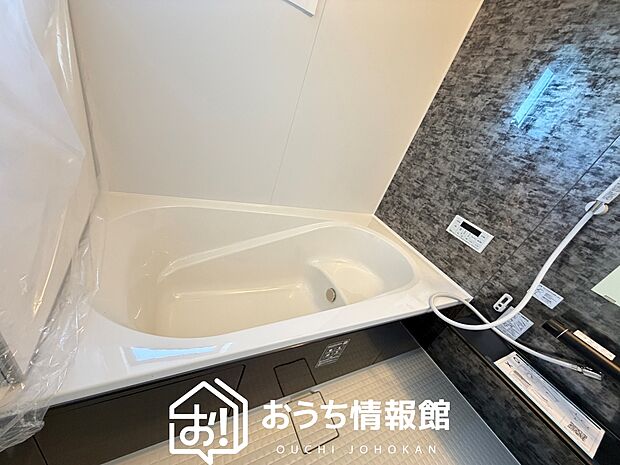 【現地写真（浴室）】浴室暖房乾燥機付き。１坪タイプで広々です。