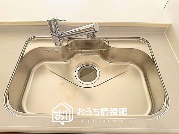 【浄水器内臓型ハンドシャワー付シンク】傷や汚れが付きにくい静音仕様の全面エンボス加工シンク。
また、蛇口の先端に浄水器を内蔵。浄水シャワーが使える毎分4リットルのたっぷり浄水。