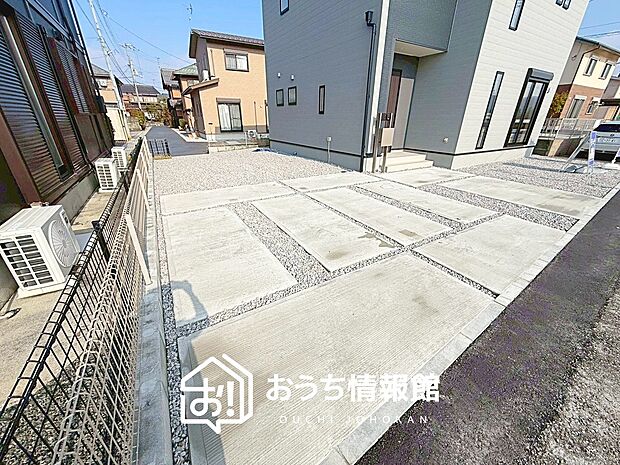 【現地写真（駐車場）】駐車スペースが広く、運転が苦手な方も安心です。