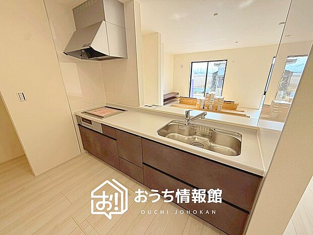 【現地写真（キッチン）】収納たっぷりのシステムキッチン、浄水器付水栓を標準装備しています。