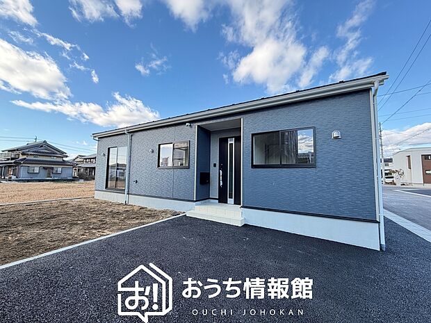 【現地写真（外観）【3号地】】軽くて火災に強い屋根材を採用し、地震時の建物への負担や揺れを軽減しています。