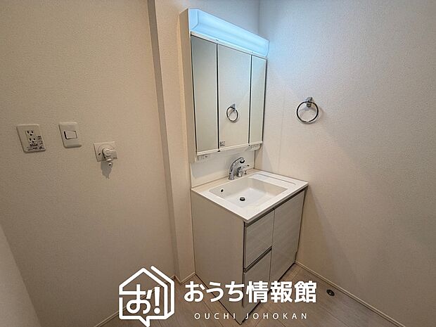 【洗面台・洗面所】鏡の両サイドは、必要なものを取出しやすく、大きな鏡面で朝の準備も快適。
使いやすいリフトアップ機能付きのシングルレバーシャワー水栓付です。