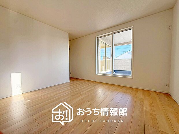 【現地写真（寝室）】木目の美しさを際立たせるシンプルデザインの建具を使用しています。