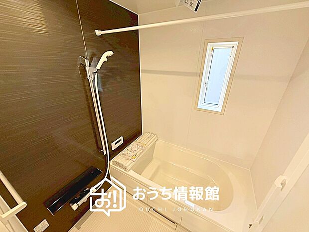 【現地写真（浴室）】浴室暖房乾燥機付き。１坪タイプで広々です。