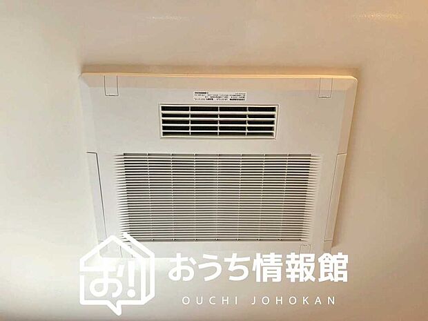 【電気式浴室暖房換気乾燥機】寒い冬場はあたたかく、暑い夏場は扇風機のような心地よさです。
雨の日は、浴室が衣類乾燥スペースになります。