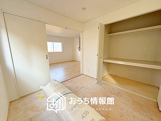 【現地写真（和室）】大壁仕様の新和室。くつろぎの空間です。