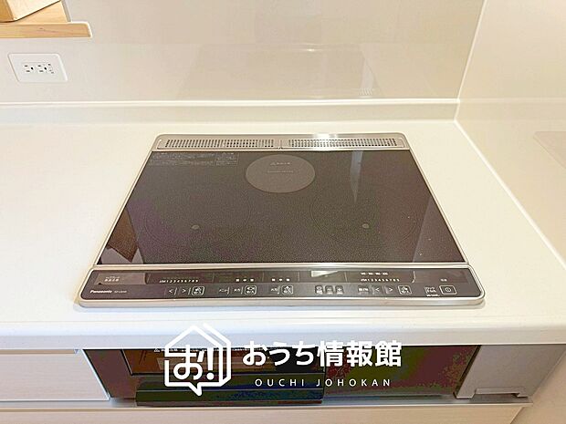 【ビルトインコンロ】フラットな構造で清掃性が高く、過熱防止センサー付３口タイプで日頃の家事も快適です。