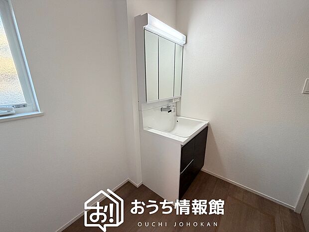 【洗面台・洗面所】鏡の両サイドは、必要なものを取出しやすく、大きな鏡面で朝の準備も快適。
使いやすいリフトアップ機能付きのシングルレバーシャワー水栓付です。
