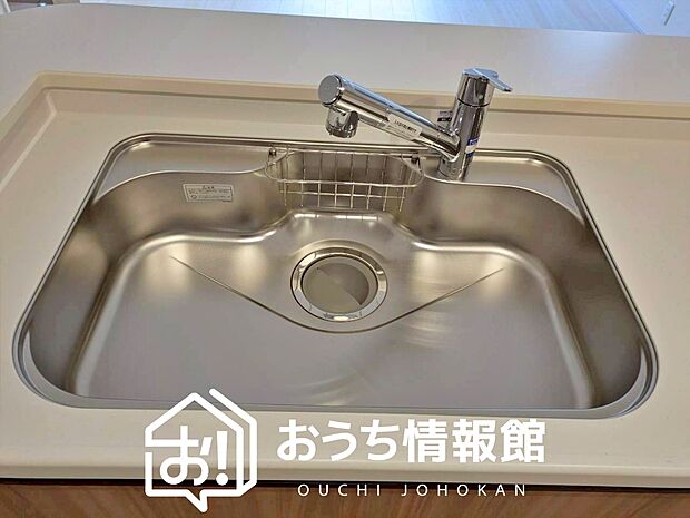 【浄水器内臓型ハンドシャワー付シンク】傷や汚れが付きにくい静音仕様の全面エンボス加工シンク。
また、蛇口の先端に浄水器を内蔵。浄水シャワーが使える毎分4リットルのたっぷり浄水。
