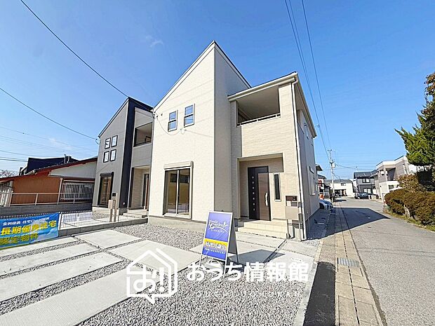 【現地写真（外観）【2号地】】軽くて火災に強い屋根材を採用し、地震時の建物への負担や揺れを軽減しています。