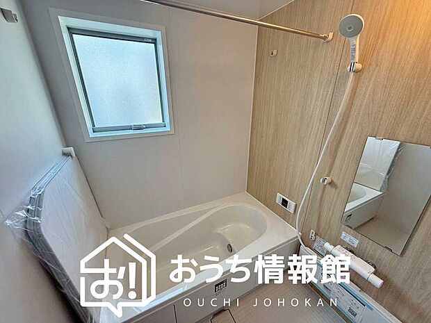 【現地写真（浴室）】浴室暖房乾燥機付き。１坪タイプで広々です。