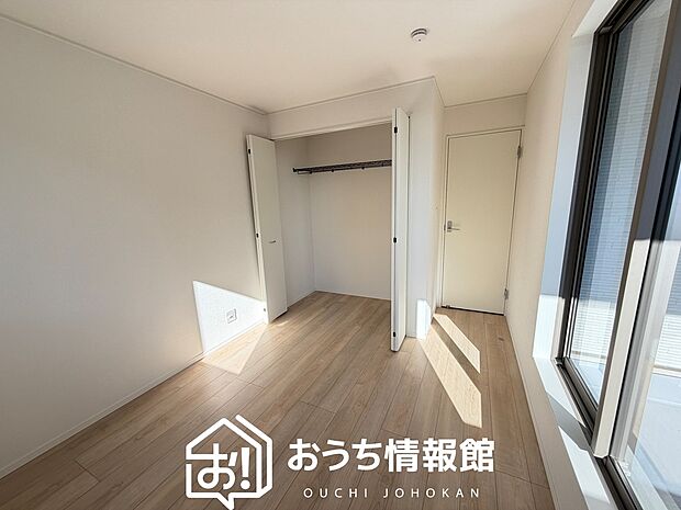 【現地写真（寝室）】木目の美しさを際立たせるシンプルデザインの建具を使用しています。