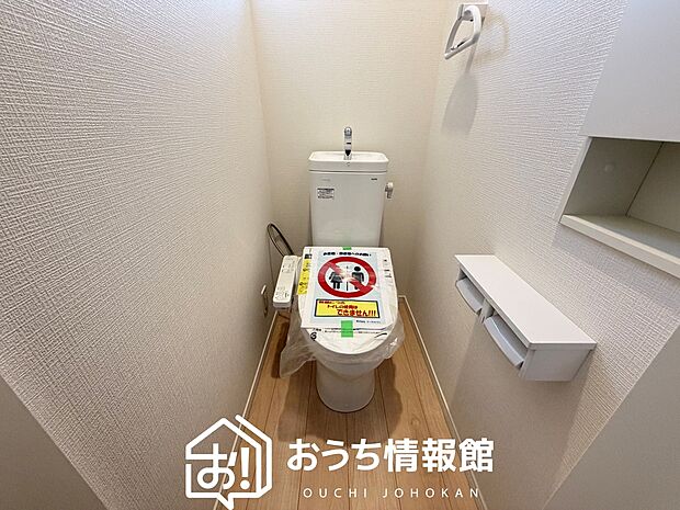 【トイレ】汚れてもサッとひと拭きでお手入れ簡単、エコ仕様の温水洗浄便座付きのトイレです。
バリアフリーにも配慮しています。
