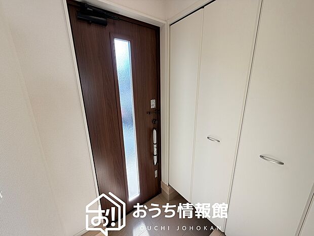 【現地写真（玄関）】玄関には、大型のシューズ収納を設置しています。