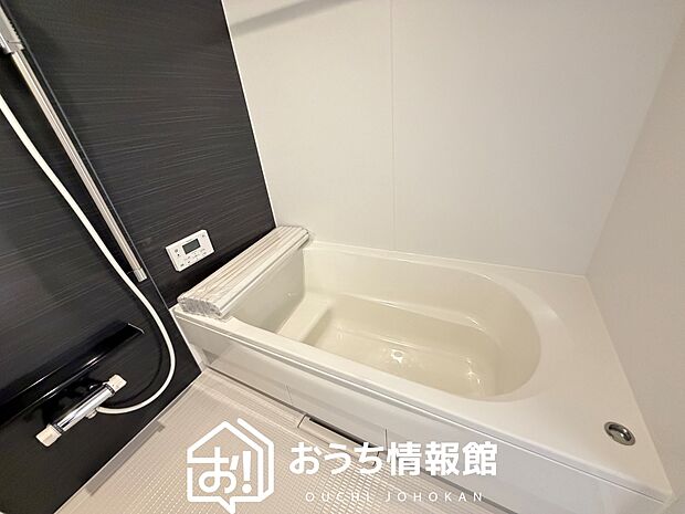 【現地写真（浴室）】浴室暖房乾燥機付き。１坪タイプで広々です。