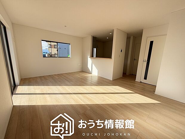 【現地写真（リビング）】フローリング材には、木目、色調など木材特有の風合いがあり、ナチュラルな美しさになっています。