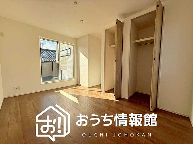 【現地写真（寝室）】木目の美しさを際立たせるシンプルデザインの建具を使用しています。