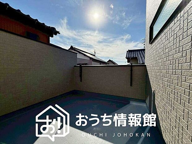 【バルコニー】奥行きが広く、洗濯物をゆったりと干せる十分な広さで、家族の洗濯も捗ります。