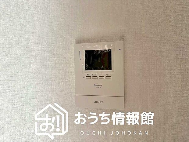【TVモニター付インターホン】手放し通話ができ、送話表示灯で送話・受話状態が確認できます。
映像と音声で玄関先の様子をチェックできるモニター機能や、夜間の訪問者の顔も確認できるLEDライトを装備しています。