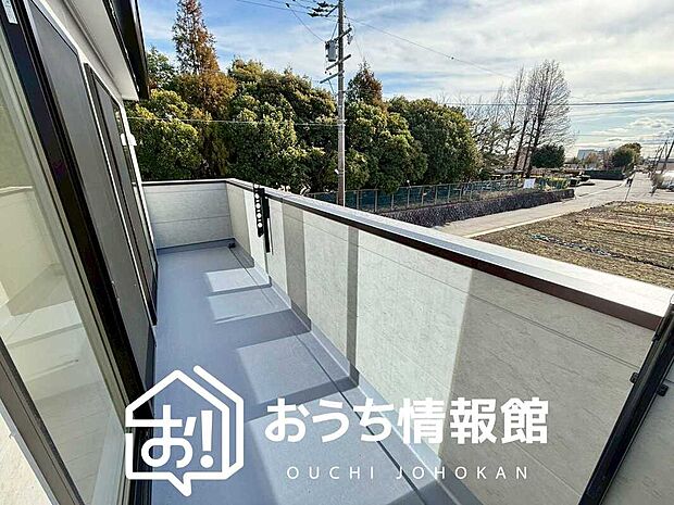 【バルコニー】奥行きが広く、洗濯物をゆったりと干せる十分な広さで、家族の洗濯も捗ります。