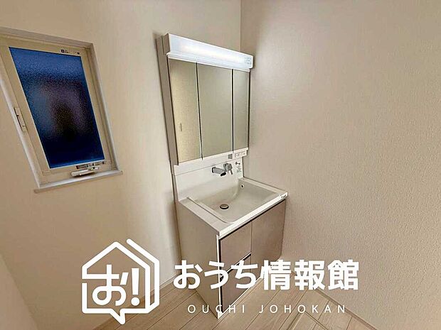 【洗面台・洗面所】鏡の両サイドは、必要なものを取出しやすく、大きな鏡面で朝の準備も快適。
使いやすいリフトアップ機能付きのシングルレバーシャワー水栓付です。