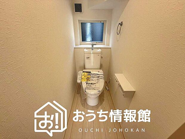 【トイレ】汚れてもサッとひと拭きでお手入れ簡単、エコ仕様の温水洗浄便座付きのトイレです。
バリアフリーにも配慮しています。