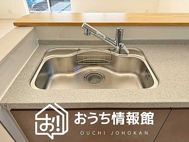 【浄水器内臓ハンドシャワー付シンク】広々とした凸型シンクに洗剤ポケットを標準装備。すっきり収納できます。
また、蛇口の先端に浄水器を内蔵しているため場所をとりません。