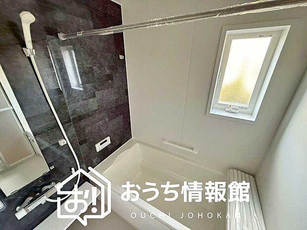 【現地写真（浴室）】浴室暖房乾燥機付き。１坪タイプで広々です。