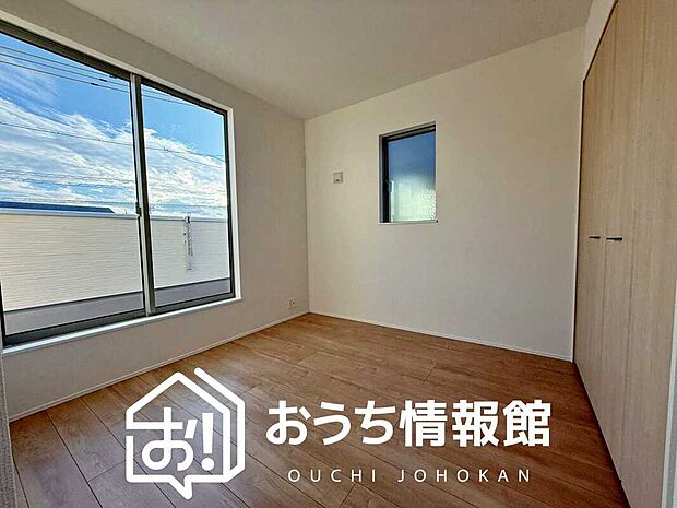 【現地写真（寝室）】木目の美しさを際立たせるシンプルデザインの建具を使用しています。