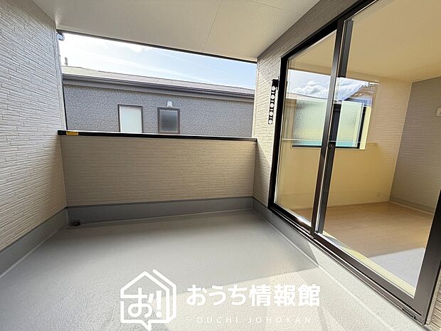 【バルコニー】奥行きが広く、洗濯物をゆったりと干せる十分な広さで、家族の洗濯も捗ります。