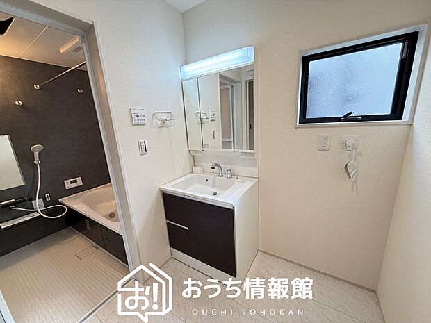 【洗面台・洗面所】鏡の両サイドは、必要なものを取出しやすく、大きな鏡面で朝の準備も快適。
使いやすいリフトアップ機能付きのシングルレバーシャワー水栓付です。