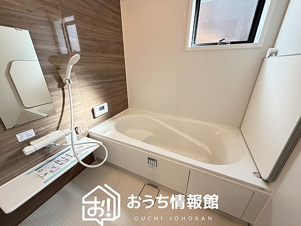 【現地写真（浴室）】浴室暖房乾燥機付き。１坪タイプで広々です。