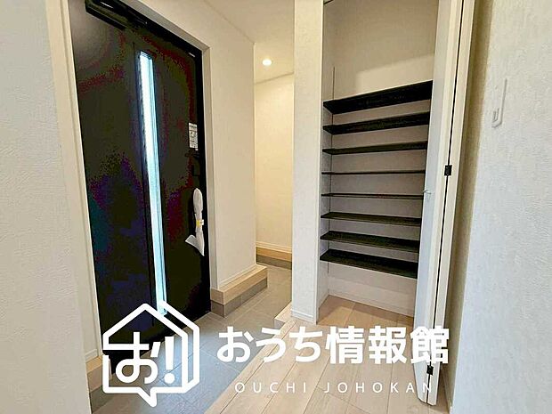 【現地写真（玄関）】玄関には、大型のシューズ収納を設置しています。