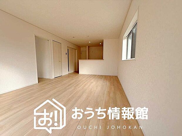 【現地写真（リビング）】フローリング材には、木目、色調など木材特有の風合いがあり、ナチュラルな美しさになっています。