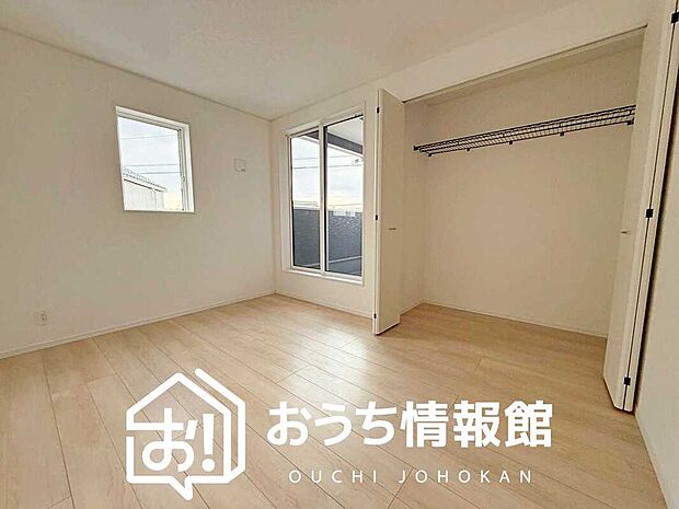 【現地写真（寝室）】木目の美しさを際立たせるシンプルデザインの建具を使用しています。