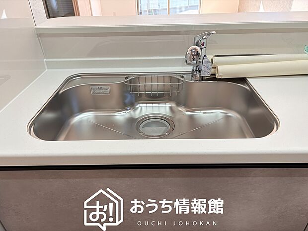 【浄水器内臓ハンドシャワー付シンク】広々とした凸型シンクに洗剤ポケットを標準装備。すっきり収納できます。
また、蛇口の先端に浄水器を内蔵しているため場所をとりません。
