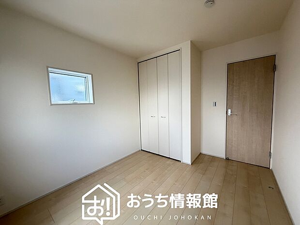 【現地写真（洋室）】木目の美しさを際立たせるシンプルデザインの建具を使用しています。