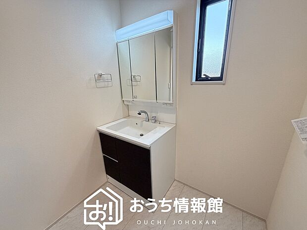 【洗面台・洗面所】鏡の両サイドは、必要なものを取出しやすく、大きな鏡面で朝の準備も快適。
使いやすいリフトアップ機能付きのシングルレバーシャワー水栓付です。