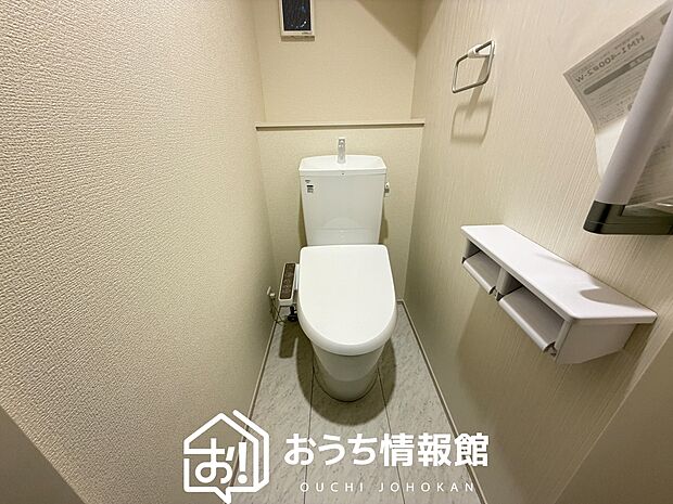 【トイレ】汚れてもサッとひと拭きでお手入れ簡単、エコ仕様の温水洗浄便座付きのトイレです。
バリアフリーにも配慮しています。