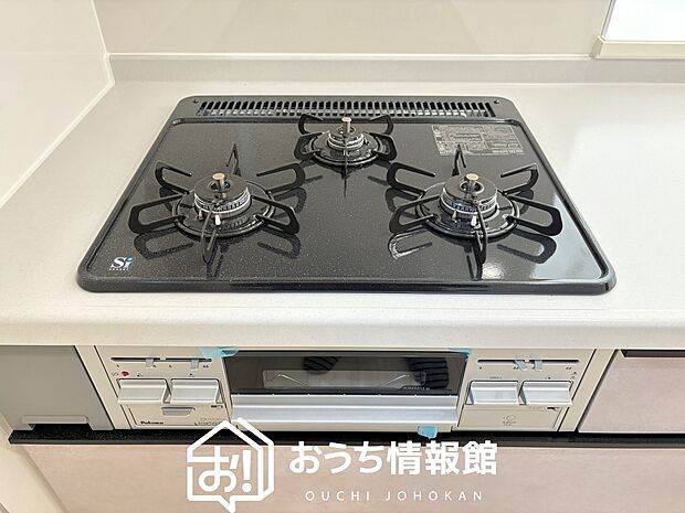【ビルトインコンロ】フラットな構造で清掃性が高く、過熱防止センサー付３口タイプで日頃の家事も快適です。