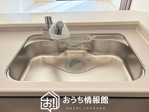 【浄水器内臓ハンドシャワー付シンク】傷や汚れが付きにくい静音仕様の全面エンボス加工シンク。
また、蛇口の先端に浄水器を内蔵。浄水シャワーが使える毎分4リットルのたっぷり浄水。