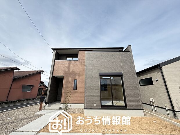 【現地写真（外観）【２号地】】軽くて火災に強い屋根材を採用し、地震時の建物への負担や揺れを軽減しています。