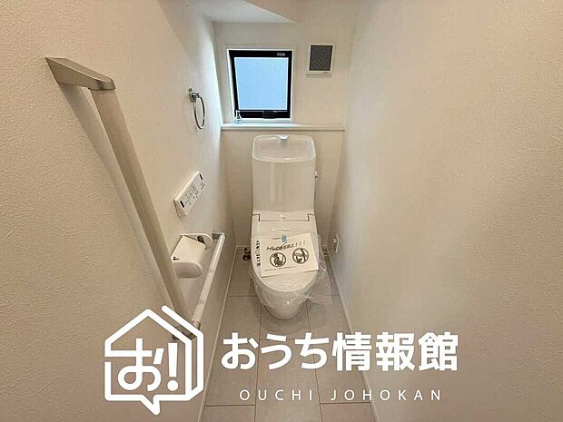 【トイレ】汚れてもサッとひと拭きでお手入れ簡単、エコ仕様の温水洗浄便座付きのトイレです。