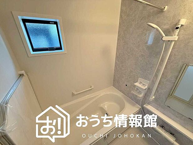 【現地写真（浴室）】浴室暖房乾燥機付き。１坪タイプで広々です。