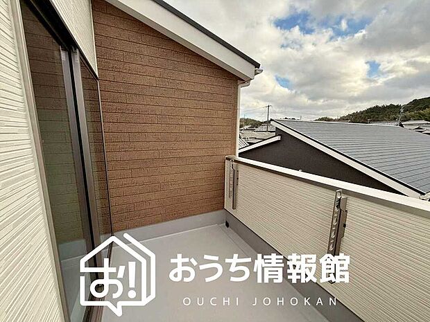 【バルコニー】奥行きが広く、洗濯物をゆったりと干せる十分な広さで、家族の洗濯も捗ります。